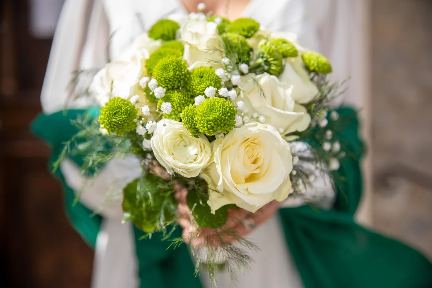 Bouquet de mariée blanc et vert tenu par la mariée — détail mariage