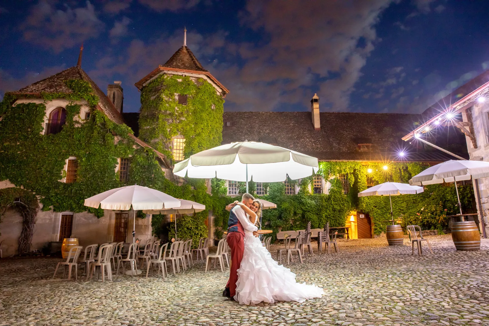 Couple de mariés enlacés dans la lumière du soir — photographe mariage Pays de Gex