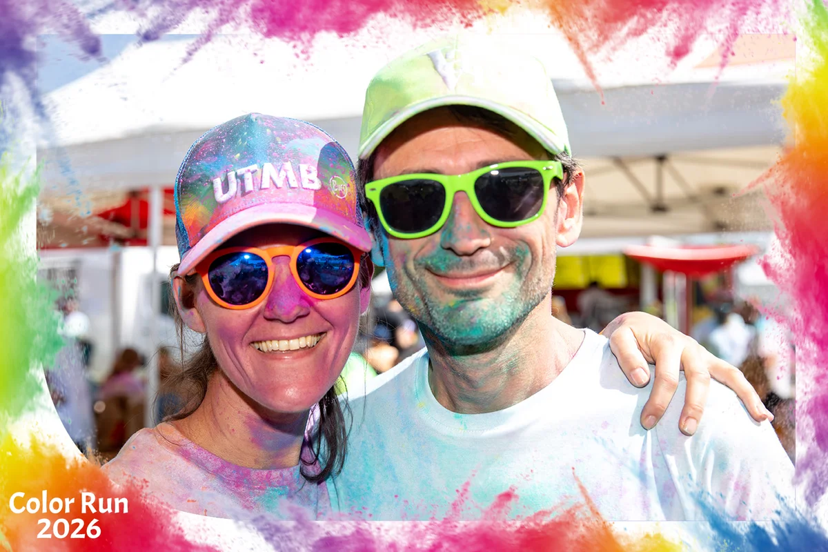 Tirage photobooth personnalisé Color Run 2026 — couple souriant couvert de poudres colorées