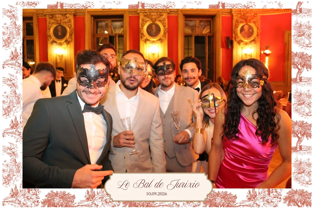 Tirage photobooth personnalisé du Bal de Jurixio — invités masqués devant la borne