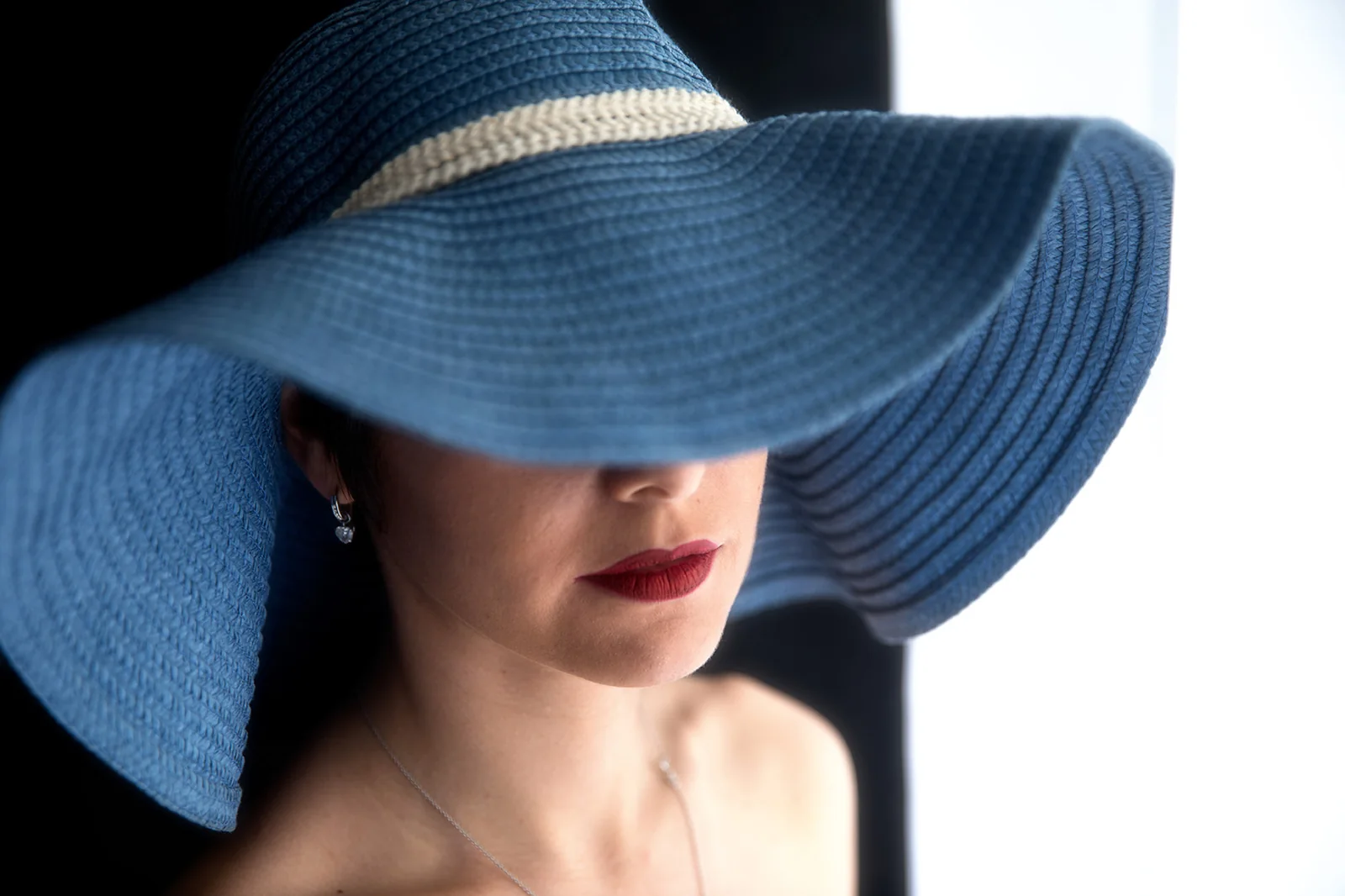 Portrait de femme au chapeau de paille bleu, lumière douce — séance portrait Partenaire Image