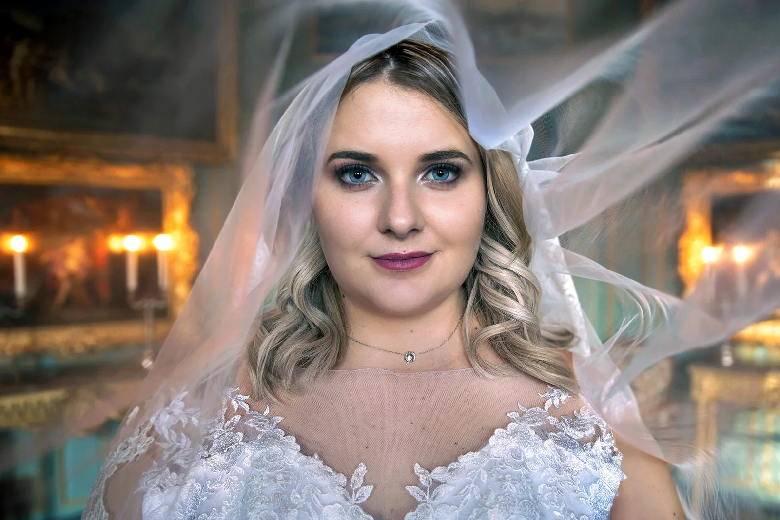 Portrait de mariée sous son voile en mouvement, décor de château aux chandelles — Partenaire Image